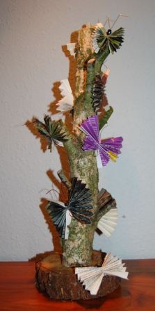 Træstamme med sommerfugle