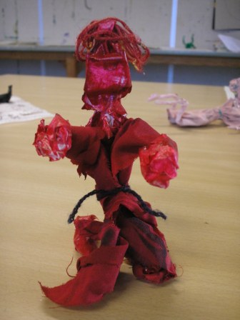 Kroppens proportioner, eleverne laver skulpturer af tekstiler og akrylmaling.