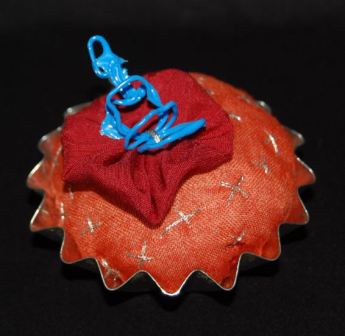 Yoyo blomst på en tekstil cupcake.