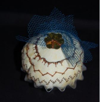 Cupcakes med maskinbroderi, håndbroderi og andre teknikker. Sy-vejledninger, mønster og inspiration til undervisningen i håndværk og design og håndarbejde.