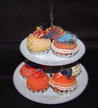 Cupcakes med maskinbroderi, håndbroderi og andre teknikker. Sy-vejledninger, mønster og inspiration til undervisningen i håndværk og design og håndarbejde.