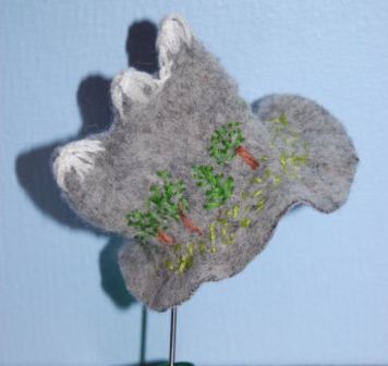 Mini hatte syet af filt med pynt og broderi.