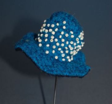 Mini hatte syet af filt med pynt og broderi.