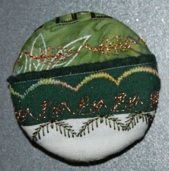 Design knapper af ægkanter og frit maskinbroderi. Håndværk og design.