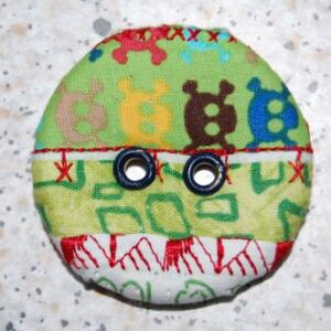 Design knapper af ægkanter og frit maskinbroderi. Håndværk og design.