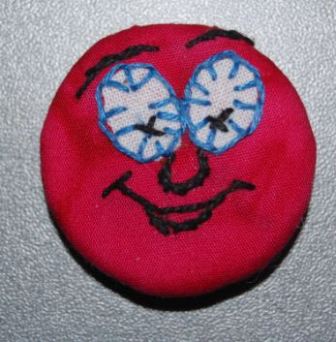 Magneter og knapper med håndbroderi. Håndværk og design.