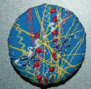 Design knapper med frit maskinbroderi. Elevopgave til Håndværk og design.