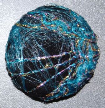 Design knapper med frit maskinbroderi. Elevopgave til Håndværk og design.