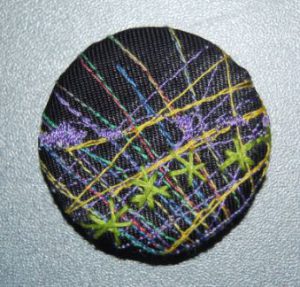 Design knapper med frit maskinbroderi. Elevopgave til Håndværk og design.