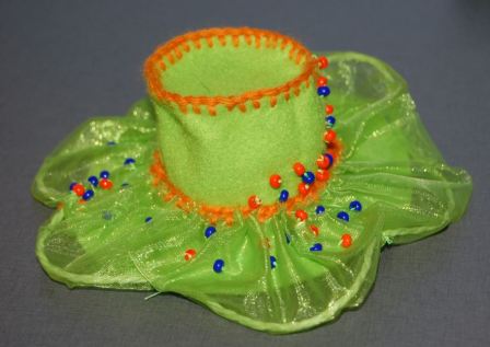 Mini hatte syet af filt med pynt og broderi.