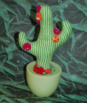 Små yo-yo blomster på en tekstil kaktus.