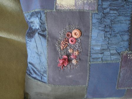Pude med crazy patchwork og håndbroderi.