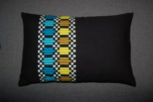 Pude med klostersyning. mønster og materialer kan købes i Ribes broderi og garn.