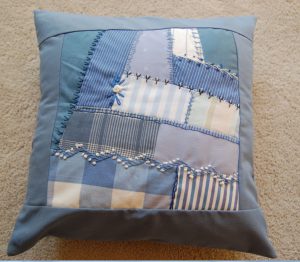Pude med crazy patchwork og maskinbroderi.