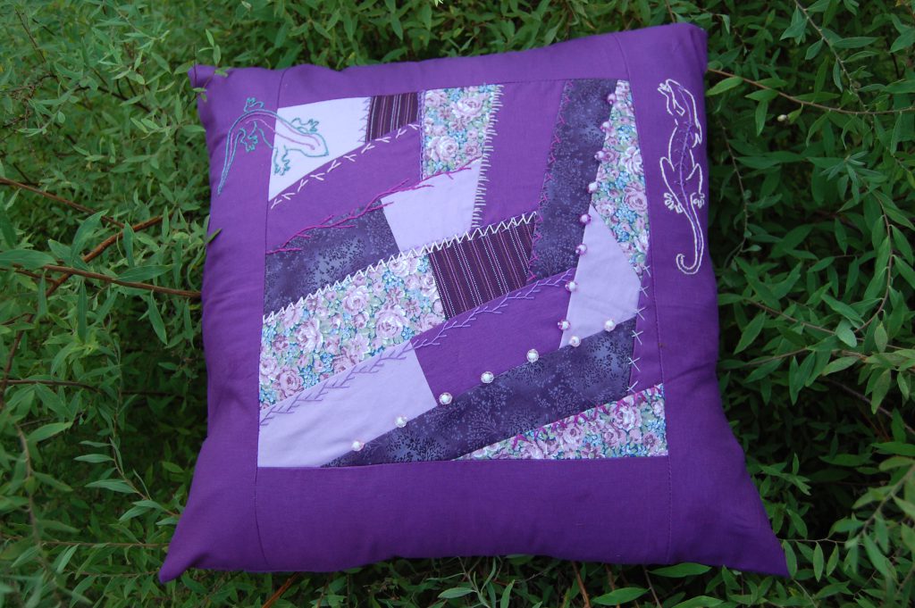Pude med crazy patchwork og maskinbroderi, håndbroderi. Firben.