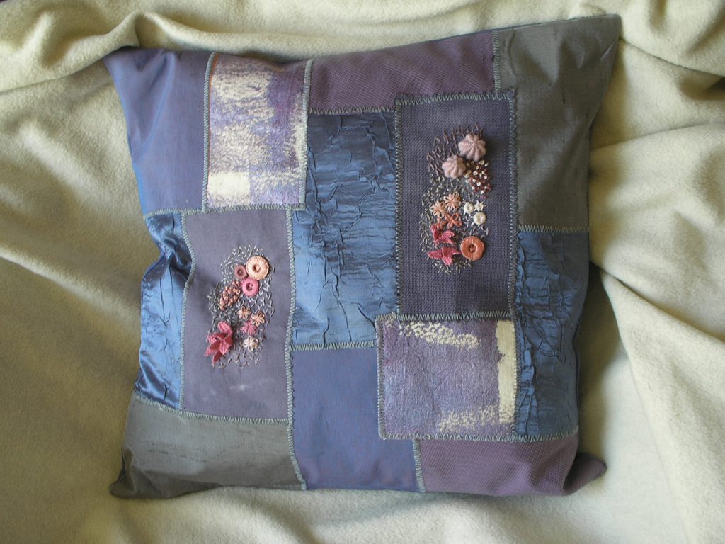 Pude med crazy patchwork og håndbroderi.