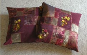 Pude med crazy patchwork og håndbroderi.