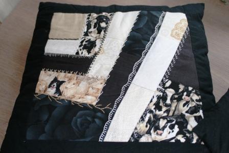 Pude med crazy patchwork og maskinbroderi
