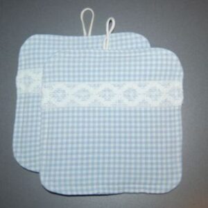 Upcyclede grydelapper af ternet dug.