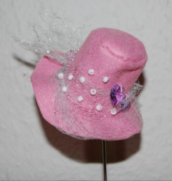 Mini hatte syet af filt med pynt og broderi.