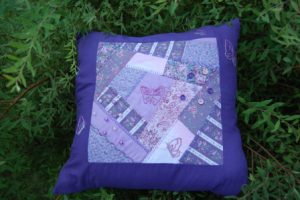 Pude med crazy patchwork og maskinbroderi og håndbroderi.
