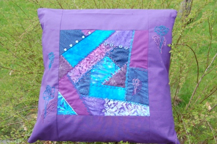 Pude med crazy patchwork og maskinbroderi og håndbroderi. Nelliker