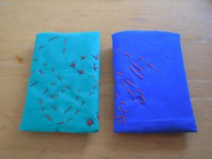 Lommeletter med broderi og stoftryk undervisningsmaterialer til håndværk og design.