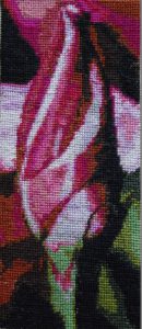 Minibillede af eget foto broderet med petit point. Pink blomster knup.