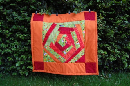 Baby tæppe med patchwork.