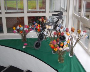 Tekstile tulipaner til undervisning i temaerne forår og blomster. Håndværk og design