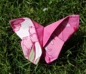Origamisommerfugle i stof til undervisning i håndværk og design