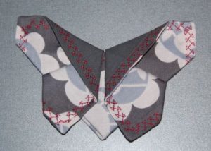 Origamisommerfugle i stof til undervisning i håndværk og design