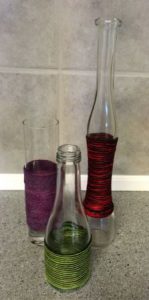 Flasker og glas beviklet med garn. Upcycling af genbrugsglas.