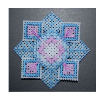 Plastik canvas med broderi er smukke til ophængning. Vejledninger og designark til håndværk og design.