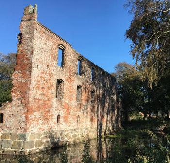 Trøjborg slotsruin et godt sted for lejerskoler og udflugter. Her finder du undervisningsmaterialer og elevopgaver,