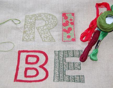 Broderede bogstaver. RIBE. Design bogstaver broderi.