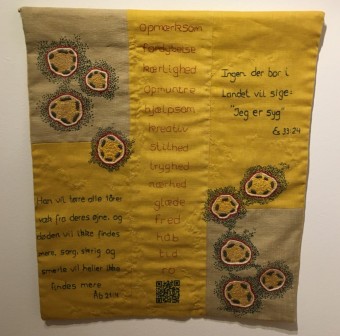 Corona udstilling på Greve museum. Billedtæppe med virusser og citater fra bibelen.