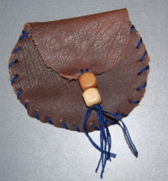 Lille pung i læder og skind kan laves i håndværk og design og til temaerne Grønland og Indianer.