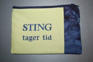 Korssting Aida, Sting tager tid, Broderi med tekst,