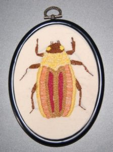 Verdensbroderidag, Skolernes broderidag. Mindesmærke. Insekter. Frit broderi i Håndværk og design. Oldenborre.