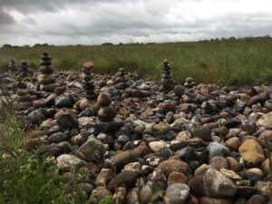 Byg varder og stensøjler ved mark og strand. Landart i undervisningen.