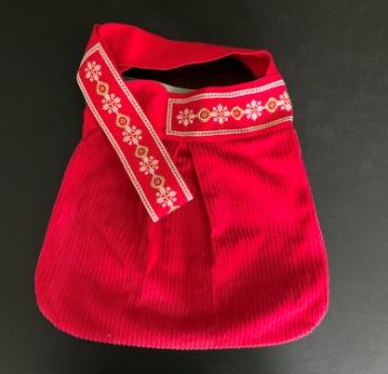 Taske med genbrugs bakkebånd med broderi.